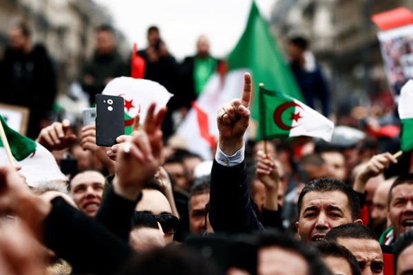 Cezayir'de Bin Salih seçime kadar görevde kalacak