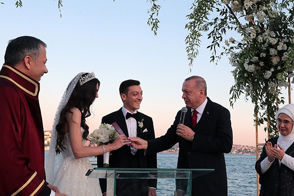 Erdoğan, Mesut Özil’in nikah şahidi oldu