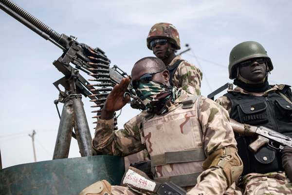 Nijerya'da silahlı çete üyesi 90 kişi ele geçirildi