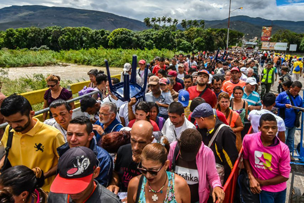 Sınır açıldı, binlerce  Venezuelalı yollara düştü