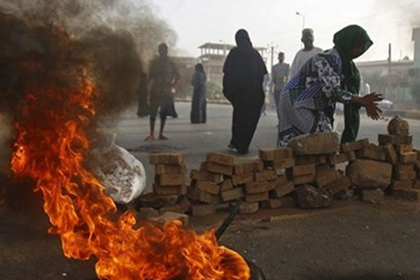 Sudan'da darbecilere karşı yeni taktik: Barikatlar kur, sonra koş!