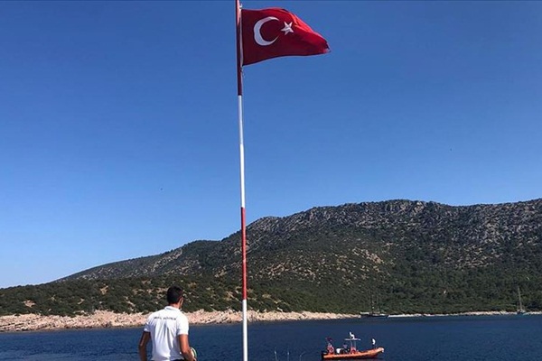 Adada düşen Türk bayrağını Sahil Güvenlik tekrar dalgalandırdı