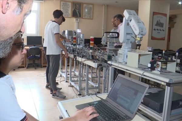 Derslerini endüstri 4.0 ile görüyorlar