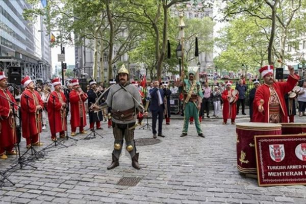 New York'ta Türk bayrağı ve mehter coşkusu