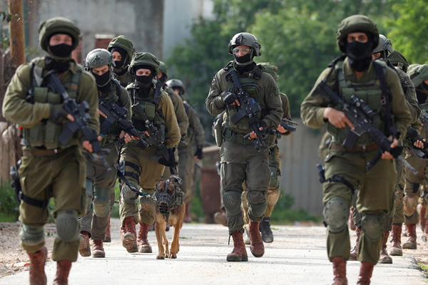 İsrail güçleri 12 Filistinliyi gözaltına aldı