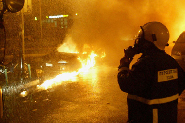 Yunanistan'da Türk diplomatların araçları kundaklandı