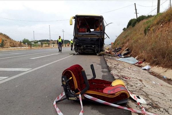 Balıkesir'de tur otobüsü ile otomobil çarpıştı