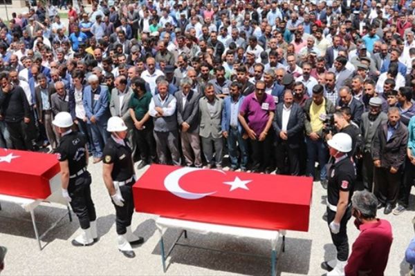 PKK’nın katlettiği yol yapım işçileri toprağa verildi