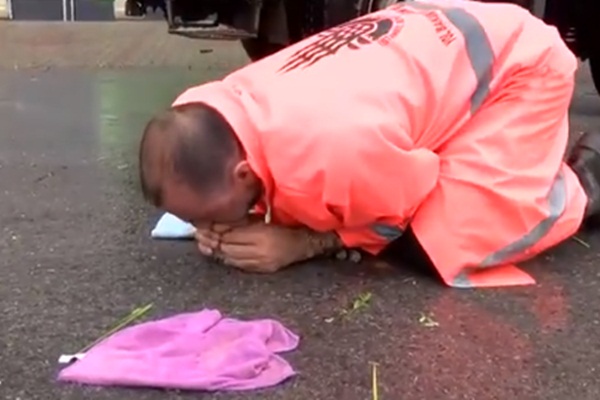 Belediye işçisi boğulan kediye suni teneffüs yaptı