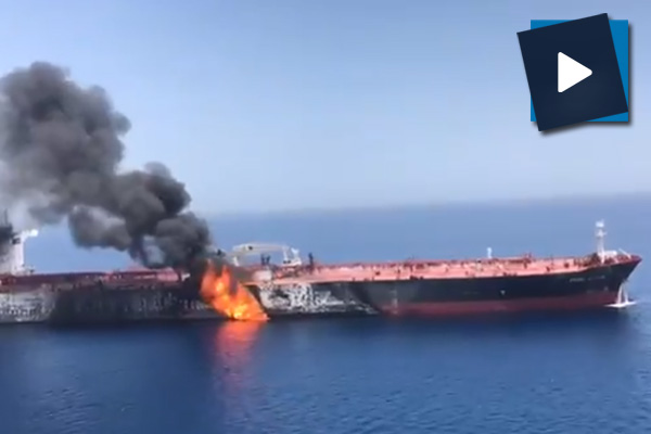 Patlama yaşanan petrol tankerinde yangın anı