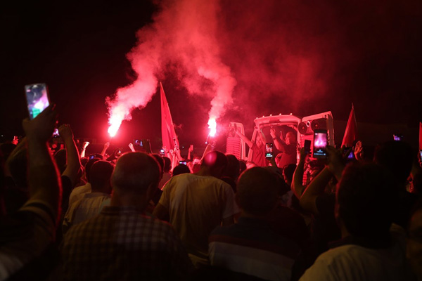 İBB önünde 'plaka tahdidi' kutlaması