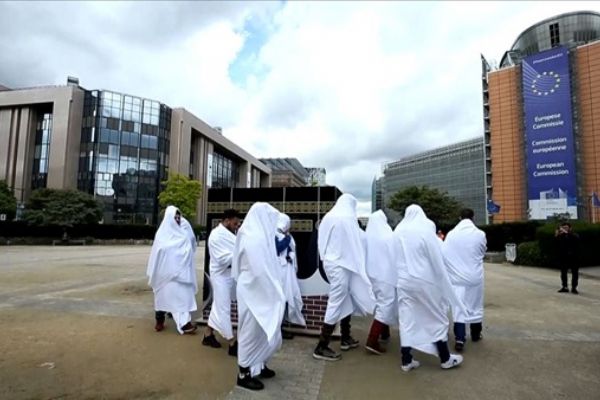 Kabe maketi etrafında temsili tavaflı protesto