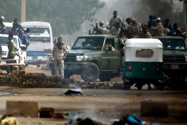 Sudan'da ordunun göstericilerin üzerine ateş açtığı o anlar yayınlandı