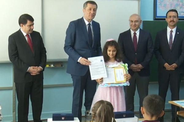 Milli Eğitim Bakanı Selçuk karne dağıtım törenine katıldı