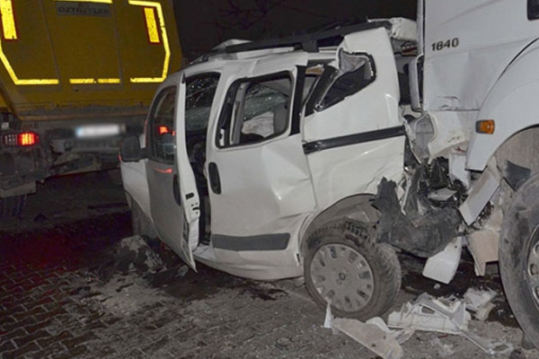 Freni boşalan kamyon zor durdu