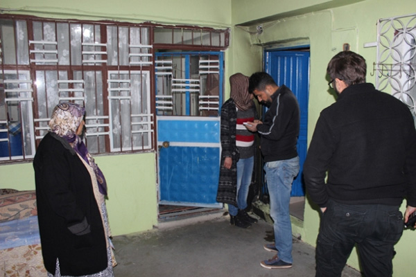 Boşandığı eşinin evine molotof attı