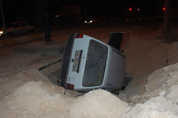 Otomobil belediyenin kazdığı çukura düştü