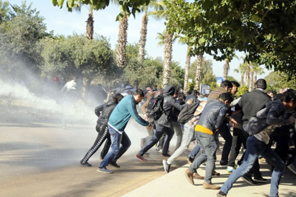 Üniversitede izinsiz yürüyüşe müdahale