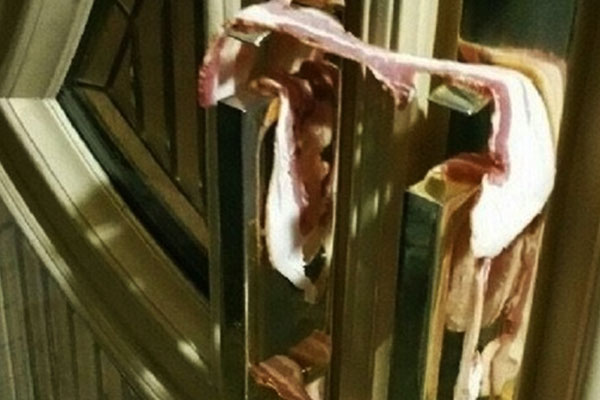 ABD'de camiye domuz etli saldırı