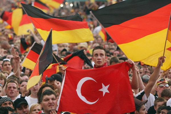 Almanya'daki Türklerden seçim hakkı kampanyası