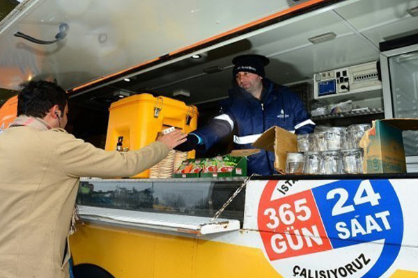 İBB'den vatandaşlara çorba ve çay ikramı