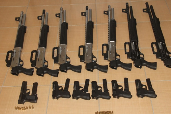 Otomobilden çıkan silahlar şaşırttı