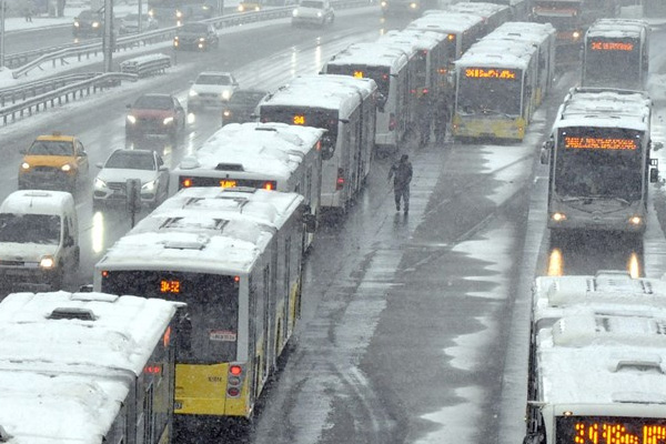 Küçükçekmece'de metrobüs kazası