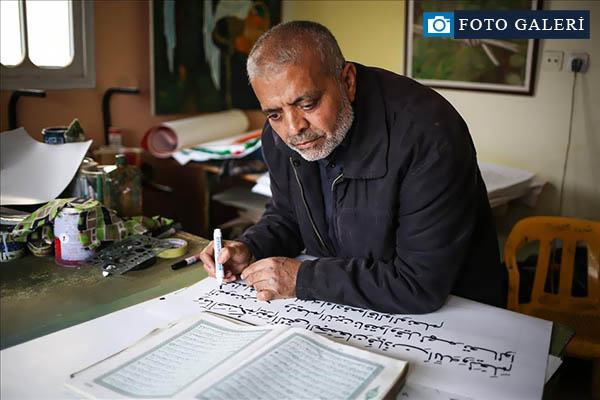 Gazzeli hattat büyük boy Kur'an yazıyor