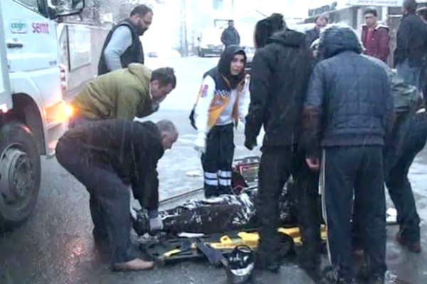 Karlı yolda kamyonun altında kaldı