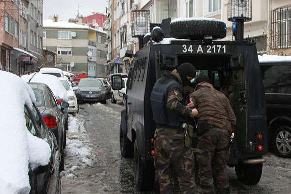 Uyuşturucu bağımlısı genç 2 kişiyi rehin aldı