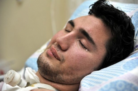 Kafasını karnında taşıyor