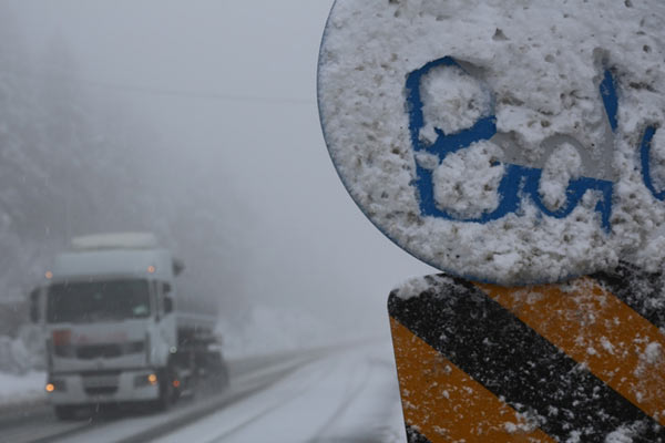 Bolu Dağı'nda kar ulaşımı aksatıyor