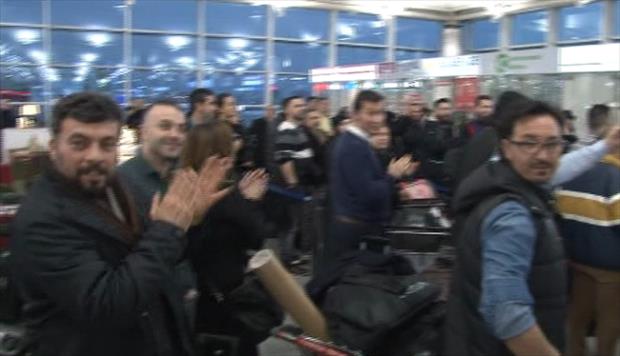 Atatürk Havalimanı’nda alkışlı protesto