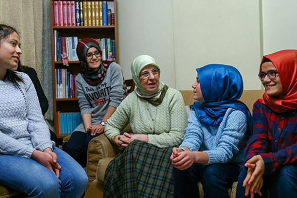 Bakan'dan 'Sevgi Evleri'ne ziyaret