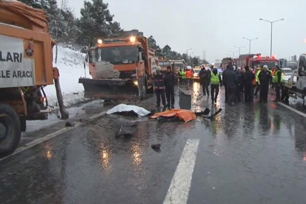 TEM'de kar ekibine araç çarptı: 3 ölü