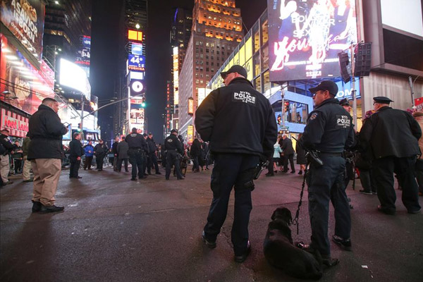 Dünya  yeni yıla 'terör' kokusuyla girdi