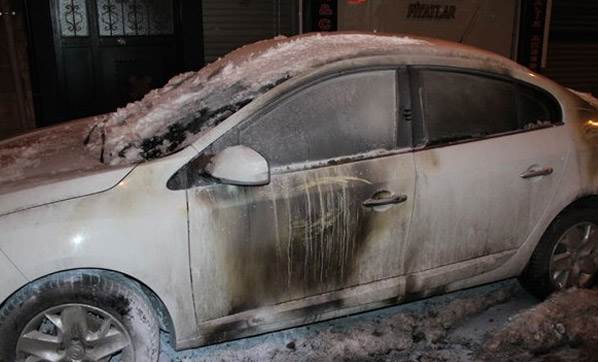 Okmeydanı'nda 5 araç yakıldı