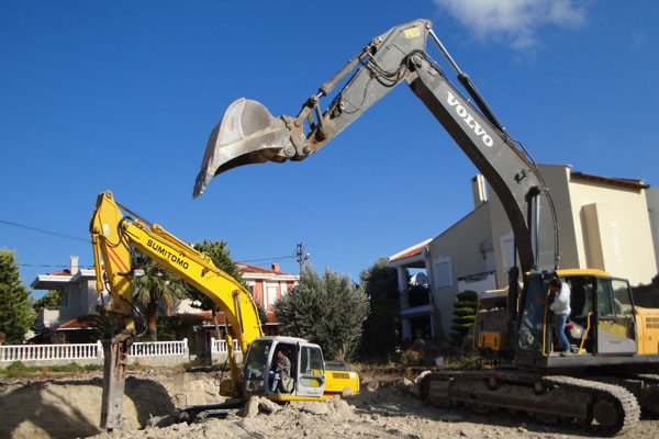 Bina çöktü, kepçe operatörü öldü