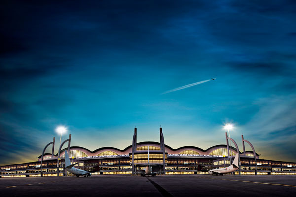 Yolcu uçağına yıldırım çarptı