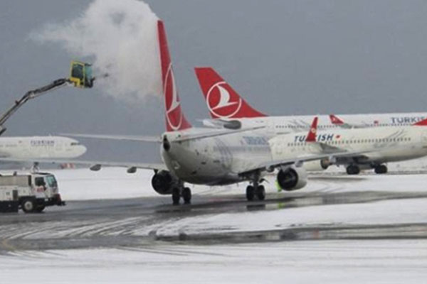 Unutulan telefon uçağı pistten döndürdü