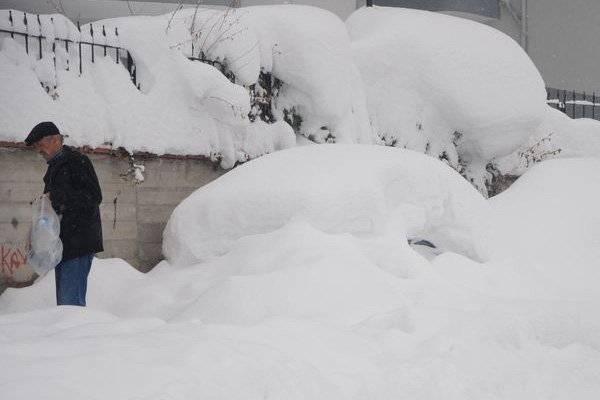 Bartın'da kar insan boyunu geçti