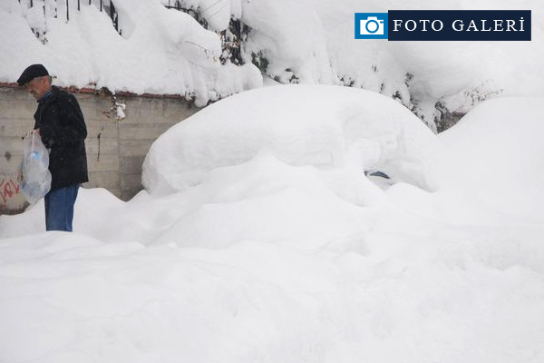 Bartın'da kar insan boyunu geçti