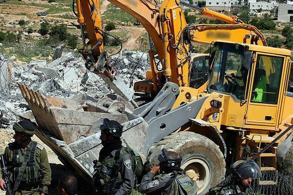 İsrail, Filistinlinin evine beton döktü