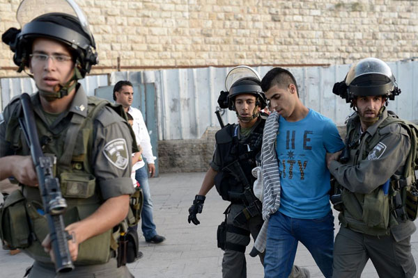 İsrail'den 13 Filistinliye gözaltı