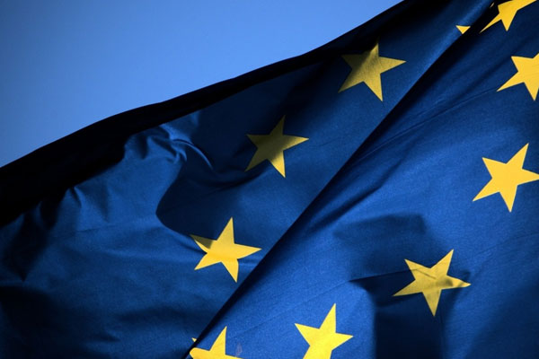 Varşova, AB'ye güvenmiyor