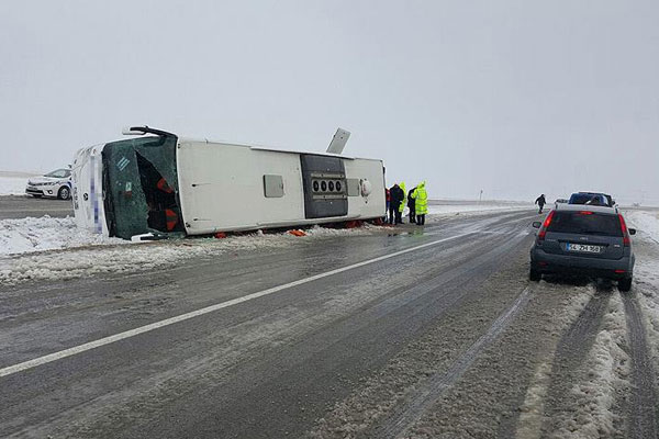 Kırşehir'de iki otobüs devrildi: 57 yaralı