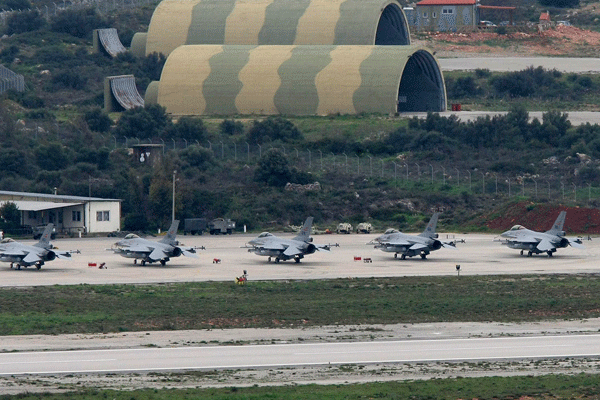 Alman askerleri İncirlik üssünde