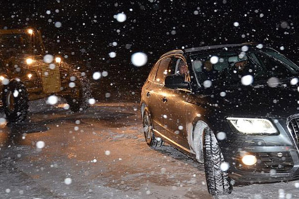 Hamile kadının imdadına makam aracı yetişti