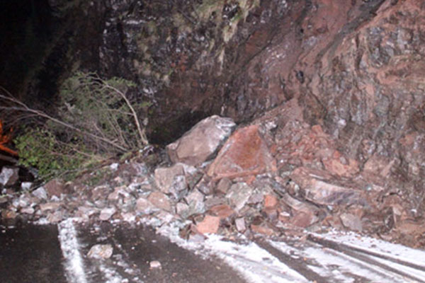 Ulaşıma heyelan engeli