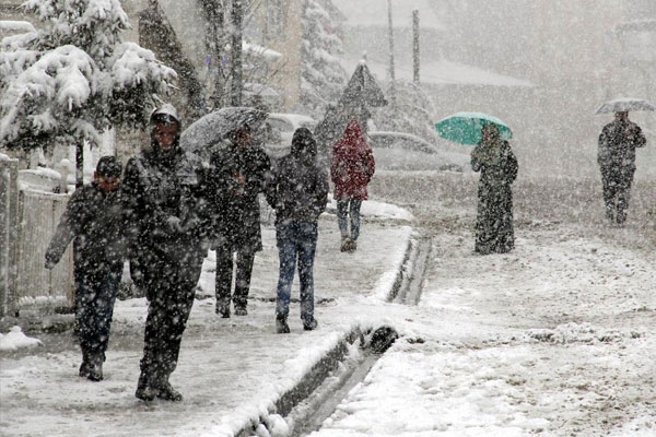 Bitlis'te eğitime kar engeli